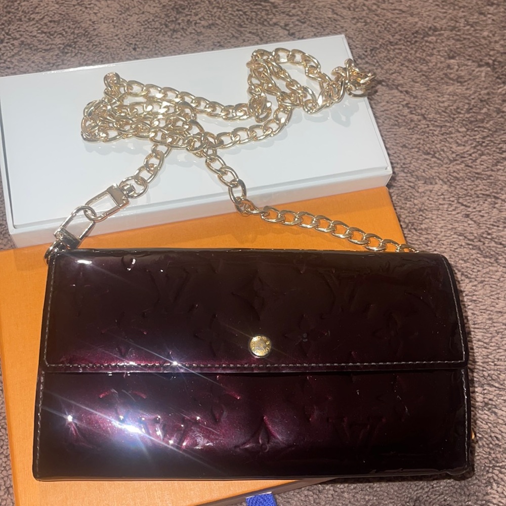 LOUIS VUITTON VERNIS BLACK CHERRY WALLET IN A CHAIN CROSSBODY FULL SIZE